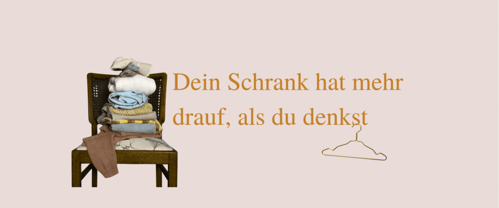 Stapel mit Kleidungsstücken auf einem Holzstuhl