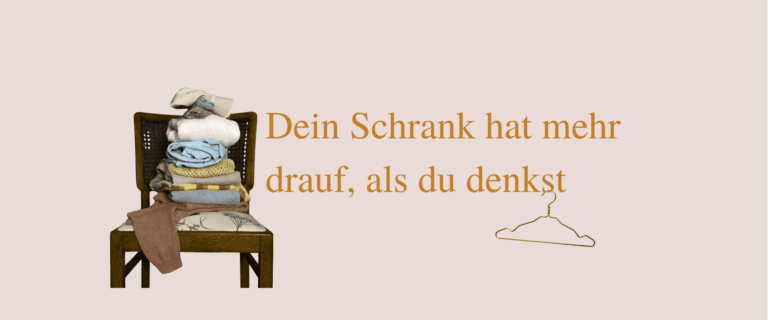 Stapel mit Kleidungsstücken auf einem Holzstuhl