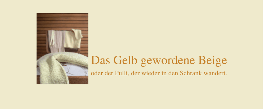 Kleidungsstücke in Beige und hellen Gelbtönen auf einer Stuhllehne vor einer Holzpaneelrückwand