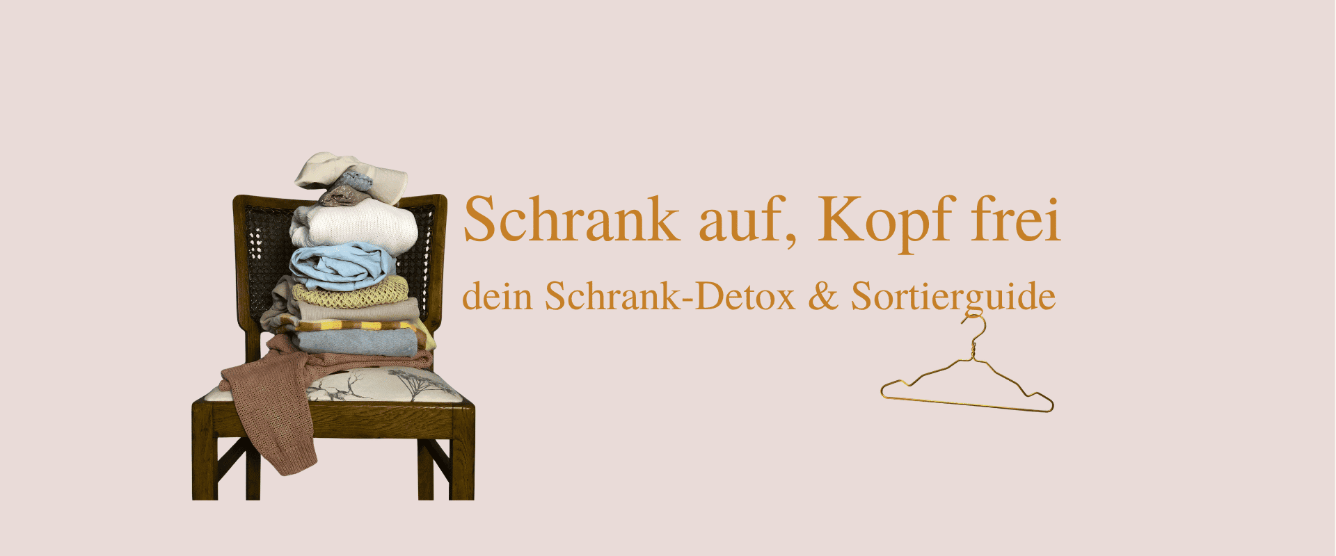 Stapel mit Kleidungsstücken auf einem Holzstuhl